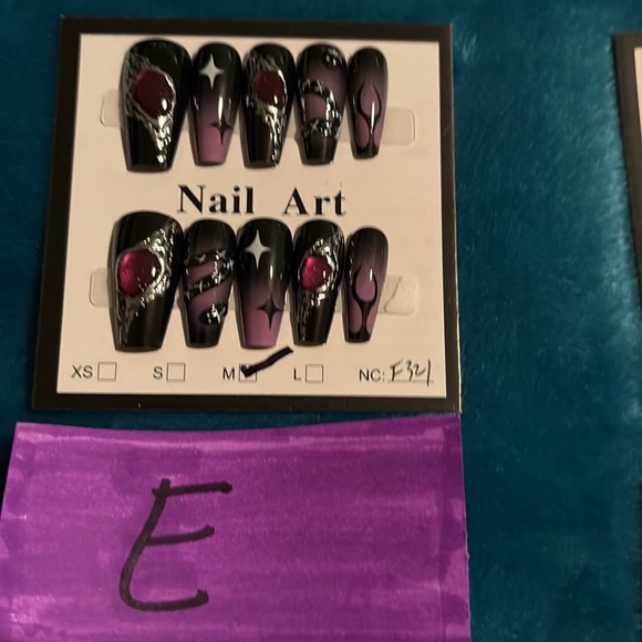 PRESS-ON NAILS - Picture 6 of 8